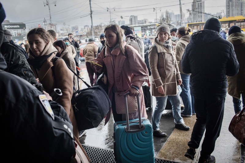 People evacuating Kyiv